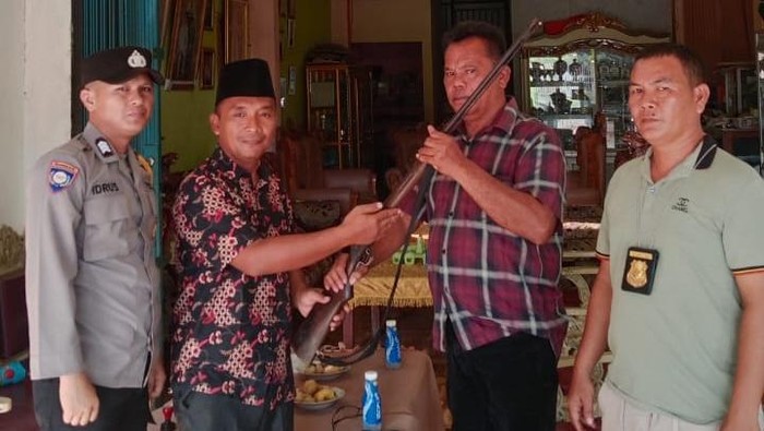 Kades di Musi Rawas menyerahkan senpira ke polisi yang dititipkan oleh warga