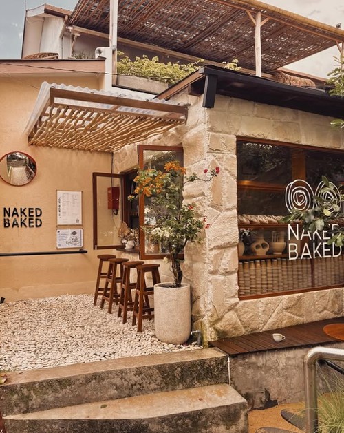 Kafe Naked Baked di kawasan Pantai Semawang, Sanur, Denpasar, Bali. (IG @nakedbaked)