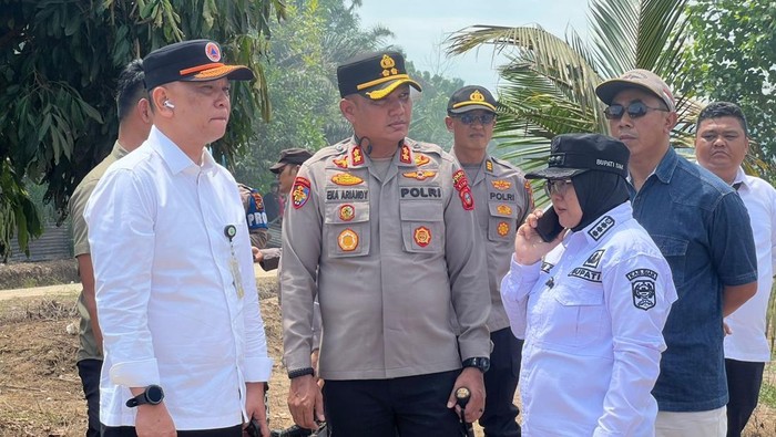 Kapolres Siak AKBP Eka Ariandy Putra dan Bupati Afni Zulkifli mengecek lokasi PT SSL yang dibakar massa