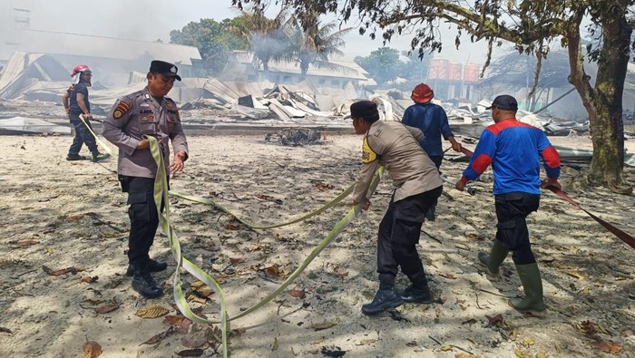 Kapolres Siak AKBP Eka Ariandy Putra dan Bupati Afni Zulkifli mengecek lokasi PT SSL yang dibakar massa