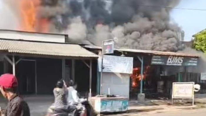 Kebakaran melanda sebuah bengkel dan warung soto di Kampung Jati, Parung, Bogor, Jawa Barat.