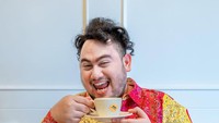 Nassar juga pernah menerima endorse produk teh celup. Ia tampak berpose memegang cangkir berisikan teh melati itu. Foto: Instagram @kingnassar88