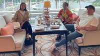 Ini momen Nassar ketika bersantai dengan teman-temannya. Mereka menikmati high tea di restoran hotel bintang 5. Foto: Instagram @kingnassar88