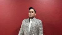 King Nassar, penyanyi dangdut yang kini aktif menjadi host dalam acara Pagi Pagi Ambyar. Kabar percintaannya selalu menjadi sorotan. Foto: Instagram @kingnassar88