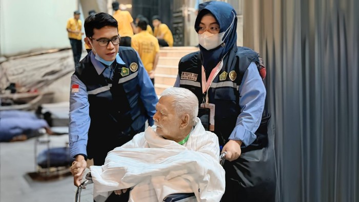 Kisah Yuni Membersamai Jemaah Lansia