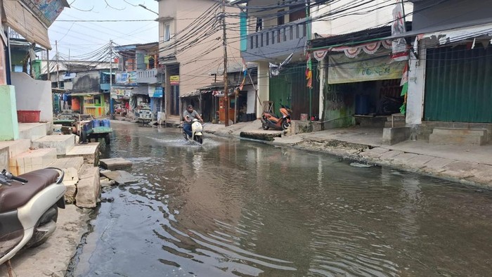 Kondisi banjir di permukiman Muara Angke, Jakarta Utara yang bakal dibangun tanggul rob.