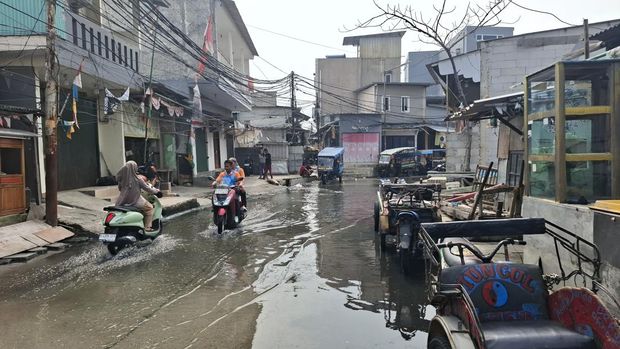 Kondisi banjir di permukiman Muara Angke, Jakarta Utara yang bakal dibangun tanggul rob.