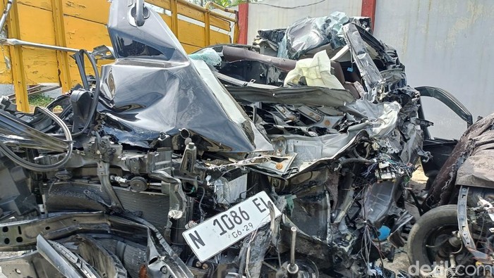Kondisi mobil yang ditumpangi Ketua PCNU Pamekasan kecelakaan di Probolinggo.