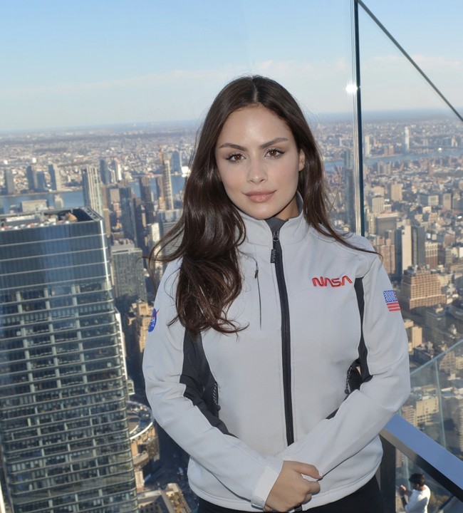 Foto-foto mengenakan jaket NASA sambil berpose dengan latar belakang Empire State Building membuat banyak orang percaya pada klaim bombastis seorang influencer asal Brasil Laysa Peixoto. Lewat unggahan media sosialnya, ia mengaku telah terpilih menjadi astronot dan siap mengikuti misi luar angkasa ke Bulan dan Mars.  Foto: dok. Instagram @astrolaysa