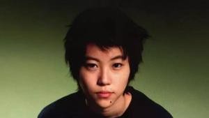Leah Dou seorang penyanyi dan punya bakat musik yang unik namun Faye Wong yang merupakan ibunya juga membantu kariernya.
