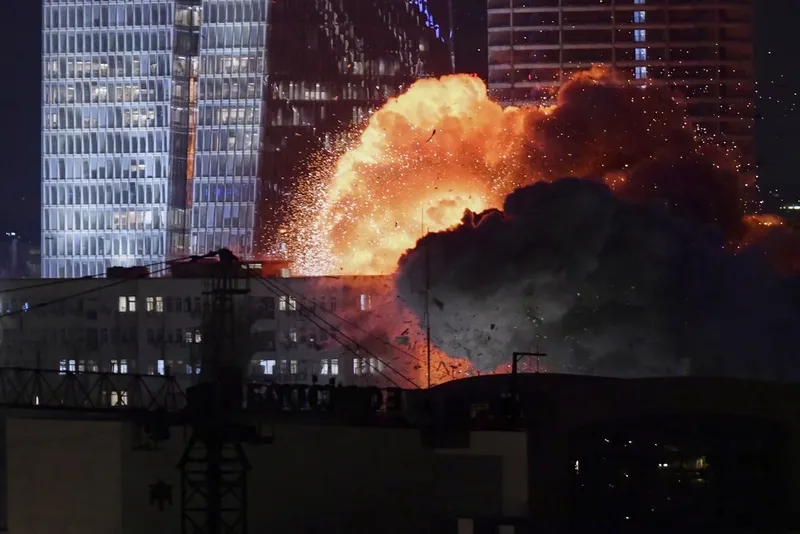 Ledakan di Tel Aviv usai serangan Israel
