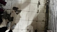 Lantainya berdebu, penuh dengan jejak sepatu. Sedangkan penerangannya, hanya mengandalkan lampu portable dari kios-kios di sekitarnya.