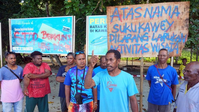 Masyarakat adat tutup tempat wisata Pulau Wayag di Raja Ampat Warga memberi makan Ikan di tepi pantai wisata Pulau Wayag di Kabupaten Raja Ampat, Papua Barat Daya, Jumat (13/6/2025). Masyarakat adat yang terdiri dari 4 marga yaitu marga Arampele, Ayelo, Daat dan Ayei menutup tujuan wisata Pulau Wayag akibat imbas pencabutan ijin usaha tambang perusahaan PT Kawei Sejahtera Mining (KSM) oleh pemerintah yang dianggap merusak lingkungan termasuk tempat wisata Wayag. ANTARA FOTO/Olha Mulalinda/bar