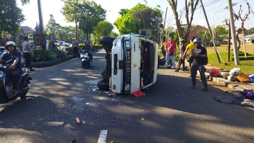 Minibus yang terguling di Jalan Umum Denpasar-Gilimanuk, Kelurahan Dauhwaru, Kecamatan Jembrana, Kabupaten Jembrana, Sabtu (14/6/2025). (Dok. Polres Jembrana)