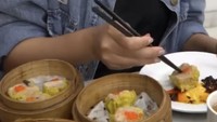 Sesekali Mutiara juga travelling untuk mencoba makanan enak. Seperti pergi ke Bandung demi dimsum hangat yang sedang populer di sana. Foto: Instagram/mutiarabaswedan