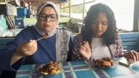 Ibu dan anak, Fery dan Tia, kompak mengunjungi daerah-daerah pelosok. Saat ke Maluku keduanya memanfaatkan momen tersebut mencicipi rujak natsepa. Foto: Instagram/mutiarabaswedan