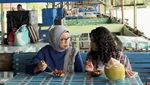 Mutiara Baswedan Menyantap Rujak Natsepa Bareng Fery Farhati