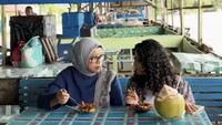 Menikmati di salah satu kedai di tepi pantai, keduanya memuji kelezatan rujak tersebut. Tak lupa es kelapa yang menyegarkan dipesan untuk membersihkan rongga mulut. Foto: Instagram/mutiarabaswedan