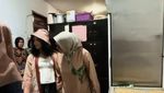 Mutiara Baswedan Menyantap Rujak Natsepa Bareng Fery Farhati