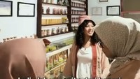 Tia selalu antusias saat bertemu pelaku UMKM daerah. Melihat kue-kue hingga olahan kacang kenari yang unik membuat matanya berbinar. Foto: Instagram/mutiarabaswedan