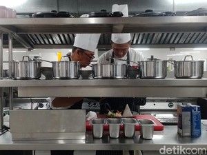 Bebek Bumbu Hitam yang Mengguggah Selera ala Myze Hotel Sumenep
