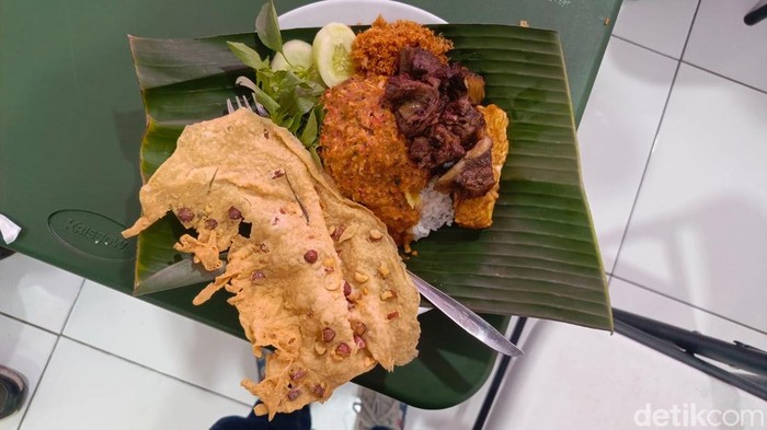 Pecel dan rawon Buk Legi hadir di resepsi unduh mantu anak Ahmad Dhani