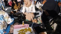 Peserta mengikuti pelatihan melukis dengan pewarna glitter serta membatik di Pagelaran Keraton Surakarta Hadiningrat Solo, Jawa Tengah, Sabtu (14/6/2025). Foto: ANTARA FOTO/Maulana Surya