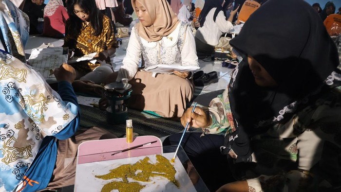 Peserta mengikuti pelatihan melukis dengan pewarna glitter serta membatik di Pagelaran Keraton Surakarta Hadiningrat Solo, Jawa Tengah, Sabtu (14/6/2025).  Kegiatan bertajuk Makaryo Hangrekso Budoyo Nuswantoro itu juga diisi dengan seminar, bazar dan pengenalan sertifikasi halal sebagai upaya pengembangan UMKM melalui kapasitas peningkatan SDM dengan pelatihan serta kolaborasi pemasaran digital. ANTARAFOTO/Maulana Surya/YU *** Local Caption ***