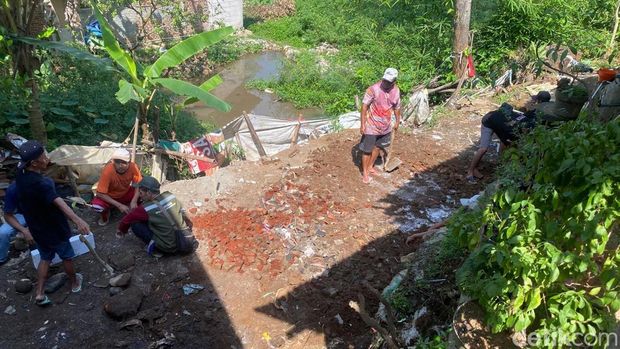 Pemugaran rumah Trewu, mantan sinden di Kelurahan Krandegan, Kecamatan/ Kabupaten Banjarnegara.