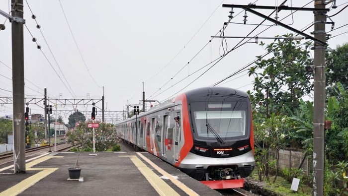 Akhir pekan ini, Sabtu (14/6/2025) KAI Commuter mulai mengoperasikan dua trainset baru CLI-125, dengan satu trainset terdiri dari 12 kereta (SF12). Yang sebelumnya juga telah dioperasikan pada 1 Juni kemarin. 