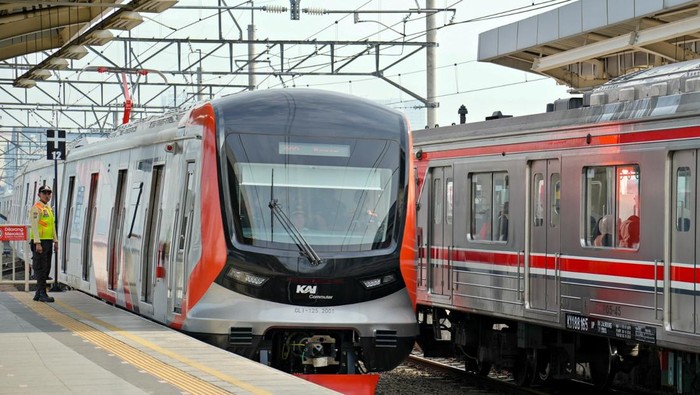 Akhir pekan ini, Sabtu (14/6/2025) KAI Commuter mulai mengoperasikan dua trainset baru CLI-125, dengan satu trainset terdiri dari 12 kereta (SF12). Yang sebelumnya juga telah dioperasikan pada 1 Juni kemarin. 