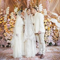 Sebagai pelengkap, Alyssa mengenakan kerudung transparan berbahan tulle bertabur bordir renda, yang menjuntai anggun hingga ke bawah dada, memperkuat kesan sakral sekaligus elegan. (Foto: Instagram/@alyssadaguise)