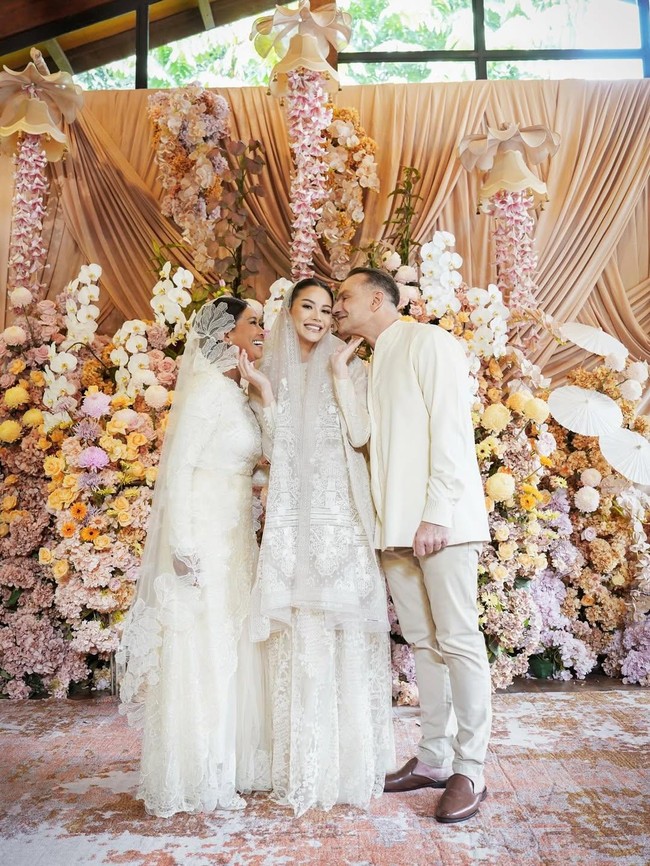 Sebagai pelengkap, Alyssa mengenakan kerudung transparan berbahan tulle bertabur bordir renda, yang menjuntai anggun hingga ke bawah dada, memperkuat kesan sakral sekaligus elegan. (Foto: Instagram/@alyssadaguise)