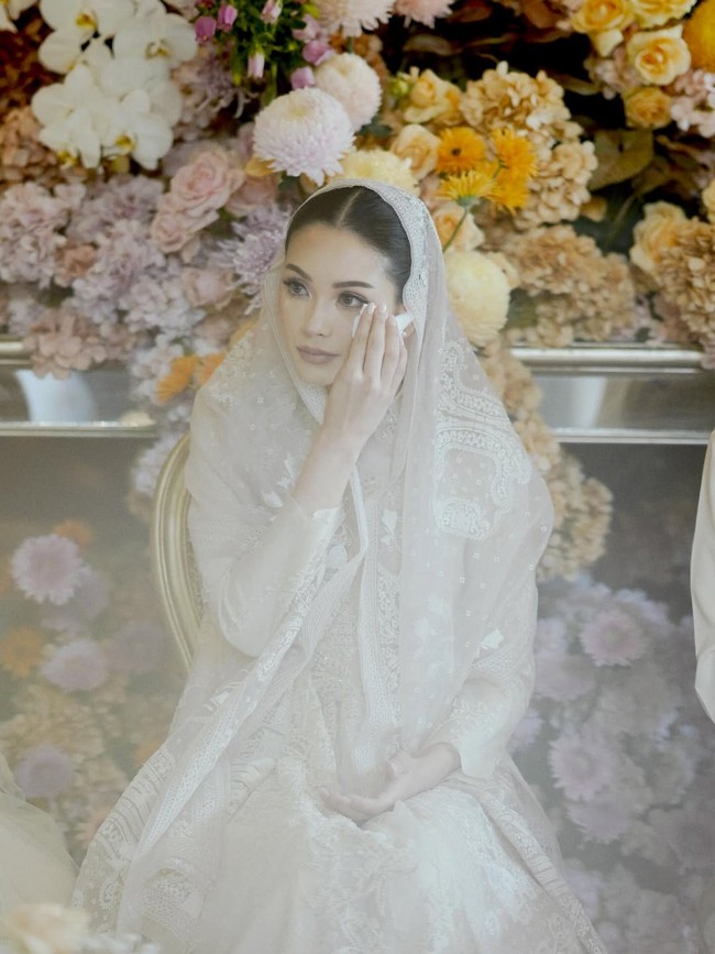 Model Alyssa Daguise tak kuasa menahan haru saat pengajian yang diadak jelang pernikahannya dengan Al Ghazali. Acara tersebut berlangsung pada Jumat (13/6/2025) di kawasan Ampera, Jakarta Selatan. (Foto: Instagram/@alyssadaguise)