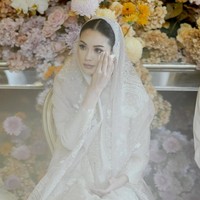 Model Alyssa Daguise tak kuasa menahan haru saat pengajian yang diadak jelang pernikahannya dengan Al Ghazali. Acara tersebut berlangsung pada Jumat (13/6/2025) di kawasan Ampera, Jakarta Selatan. (Foto: Instagram/@alyssadaguise)