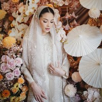 Riasan wajah Alyssa tampil flawless dengan nuansa nude yang menonjolkan kecantikan alaminya, sementara rambutnya ditata rapi dalam gaya sanggul rendah klasik yang tertutup sempurna oleh kerudung. (Foto: Instagram/@alyssadaguise)