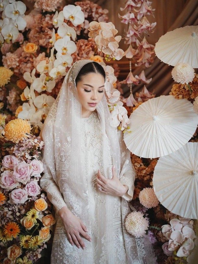 Riasan wajah Alyssa tampil flawless dengan nuansa nude yang menonjolkan kecantikan alaminya, sementara rambutnya ditata rapi dalam gaya sanggul rendah klasik yang tertutup sempurna oleh kerudung. (Foto: Instagram/@alyssadaguise)