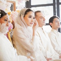 Untuk momen spesial ini, pesona anggun terpancar maksimal berkat busana yang dipakainya. Ia berbalut terusan bernuansa putih gading rancangan desainer kenamaan Sapto Djojokartiko, yang memadukan unsur klasik dengan estetika modern. (Foto: Instagram/@alyssadaguise)