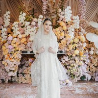 Gaun panjang bersiluet lurus yang dikenakan perempuan 27 tahun ini dihiasi bordir rumit dengan detail renda halus serta aksen motif floral yang memperkaya tekstur. Busana tersebut tampil begitu lembut dan feminin, menciptakan kesan suci yang sejalan dengan suasana spiritual pengajian. (Foto: Instagram/@alyssadaguise)