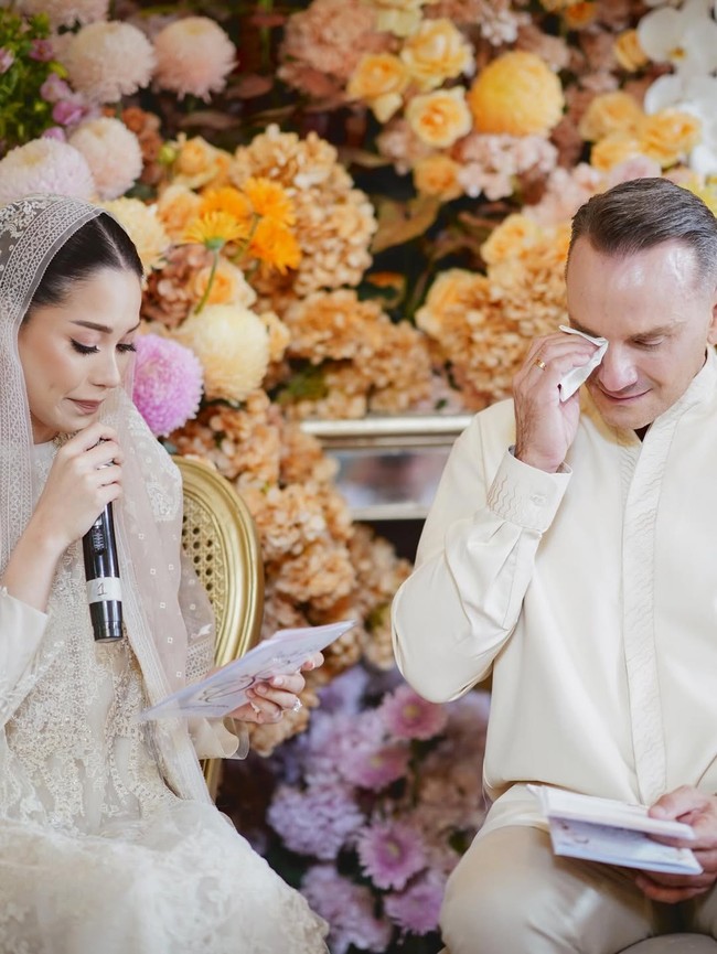 Dalam foto-foto  terbaru yang diunggahnya, Sabtu (14/6/2025 tampak Alyssa larut dalam suasana haru saat membacakan doa bersama keluarga. Momen emosional terekam ketika sang ayah menyeka air mata, memperlihatkan betapa dalamnya makna momen ini bagi mereka.(Foto: Instagram/@alyssadaguise)