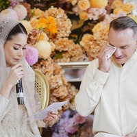 Dalam foto-foto  terbaru yang diunggahnya, Sabtu (14/6/2025 tampak Alyssa larut dalam suasana haru saat membacakan doa bersama keluarga. Momen emosional terekam ketika sang ayah menyeka air mata, memperlihatkan betapa dalamnya makna momen ini bagi mereka.(Foto: Instagram/@alyssadaguise)