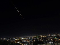 Penampakan Rentetan Rudal Iran Bombardir Israel