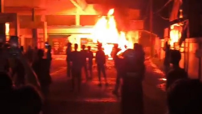 Pete-pete alias mobil angkot terbakar di SPBU Kariango Maros.