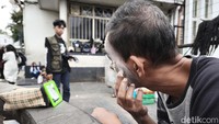 Tak cuma tampil diam, Agung menjawab sapaan turis dalam bahasa Indonesia, Jepang, Inggris, Italia, bahkan Perancis. Kalau kita pakai bahasa mereka, mereka merasa dihargai, ujarnya.