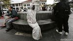 Potret Pocong Berbahasa Asing di Asia Afrika Bandung