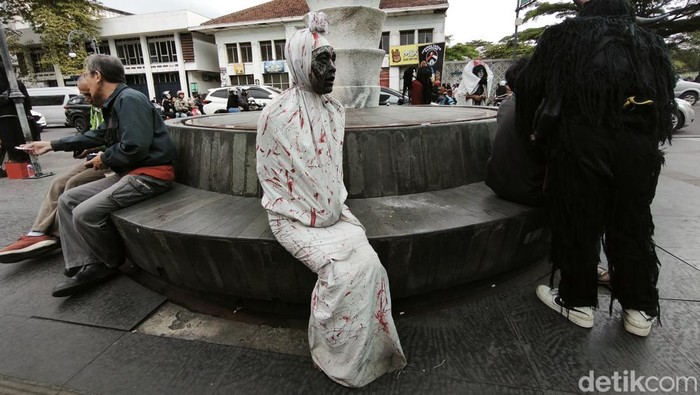 Pocong fasih 4 bahasa asing di Asia Afrika Bandung