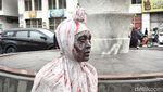 Potret Pocong Berbahasa Asing di Asia Afrika Bandung