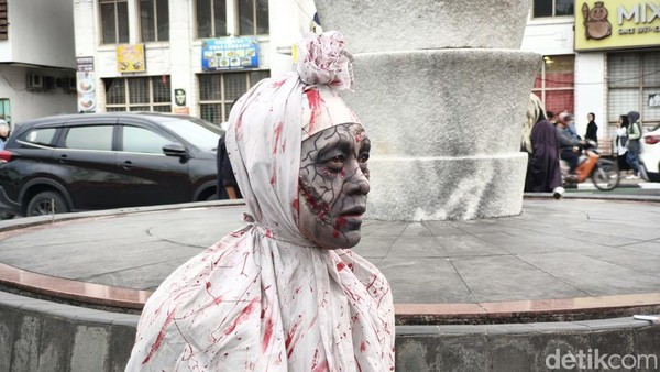 Potret Pocong Berbahasa Asing di Asia Afrika Bandung