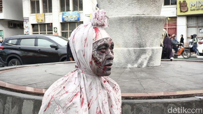 Pocong fasih 4 bahasa asing di Asia Afrika Bandung
