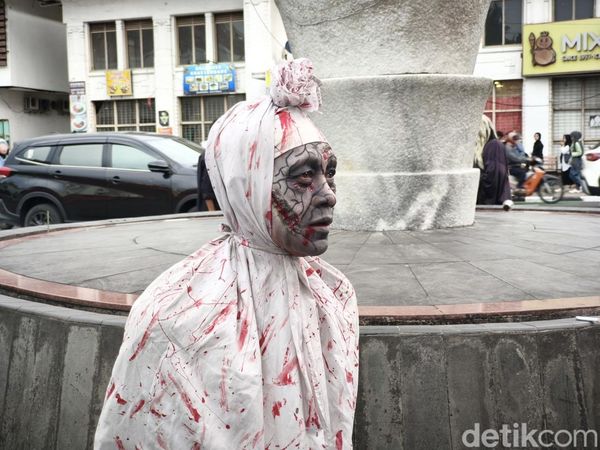 Potret Pocong Berbahasa Asing di Asia Afrika Bandung
